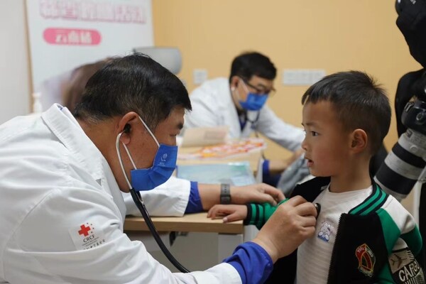 孫立忠教授在云南為先心病患兒做篩查