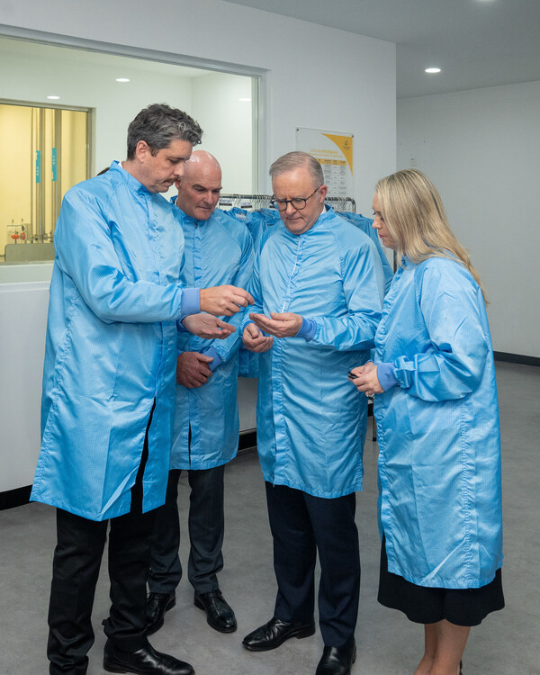 科利耳公司代表向澳大利亞總理阿爾巴尼斯及未婚妻展示人工耳蝸產(chǎn)品 科利耳公司代表向澳大利亞總理阿爾巴尼斯及未婚妻展示人工耳蝸產(chǎn)品