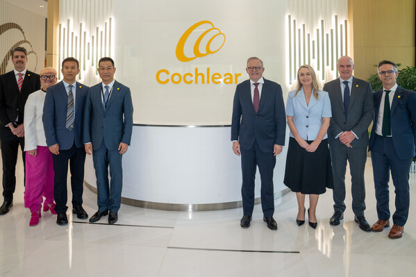 澳大利亞總理阿爾巴尼斯及未婚妻與科利耳公司代表在科利耳成都聽力產(chǎn)業(yè)中心合影 澳大利亞總理阿爾巴尼斯及未婚妻與科利耳公司代表在科利耳成都聽力產(chǎn)業(yè)中心合影