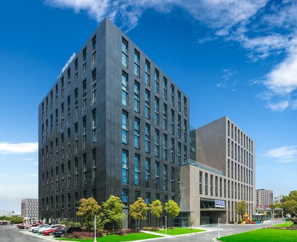 作為自貿區(qū)內的第一家非公醫(yī)療，上海和睦家新城醫(yī)院已為幾十萬家庭提供了醫(yī)療服務