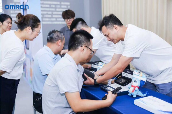 與會嘉賓在心臟健康主題互動體驗區(qū)體驗智律波房顫風險提示血壓計