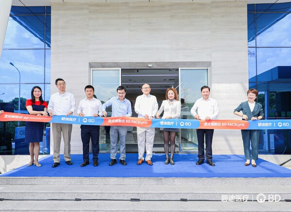 照片嘉賓從左往右依次為：碧迪醫(yī)療大中華區(qū)企業(yè)公關(guān)及數(shù)智傳播總監(jiān) 李莎    碧迪醫(yī)療大中華區(qū)生物科學(xué)業(yè)務(wù)副總裁 王彤    碧迪醫(yī)療大中華區(qū)研發(fā)副總裁 薛躍強    艾迪康集團(tuán)營銷中心副總裁 葛順    碧迪醫(yī)療全球高級副總裁、大中華區(qū)總經(jīng)理 鄧建民    上海市精神衛(wèi)生中心檢驗科主任 林萍表示    碧迪醫(yī)療大中華區(qū)政府事務(wù)及市場準(zhǔn)入副總裁 李平    碧迪快速診斷產(chǎn)品(蘇州)有限公司廠長 袁偉琴