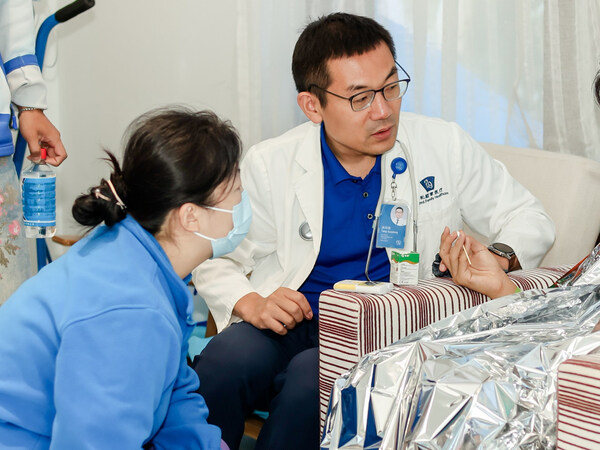 北京和睦家醫(yī)院心內(nèi)科副主任醫(yī)師唐國棟正在救治選手