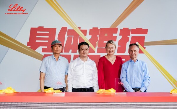 活動由靜安區(qū)領(lǐng)導(dǎo)、鄒大進(jìn)教授、Patrik Jonsson先生、德赫蘭女士共同揭幕