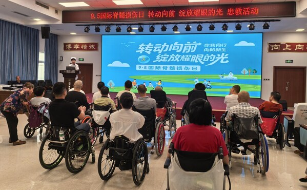 四川省康復(fù)醫(yī)院的護(hù)理專家為到場(chǎng)傷友授課