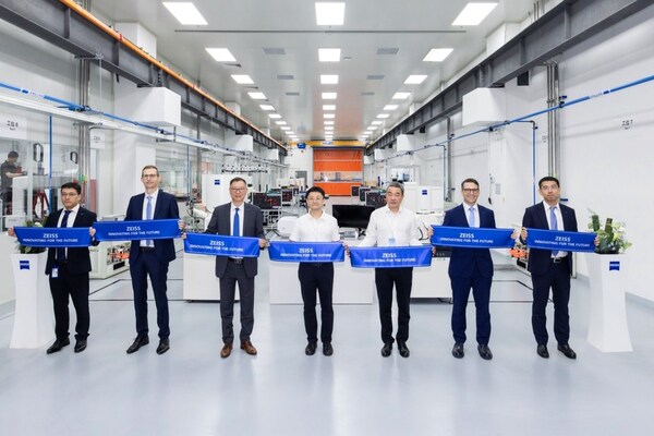 從左到右依次為：蔡司中國(guó)區(qū)顯微鏡部及全球批量產(chǎn)品運(yùn)營(yíng)負(fù)責(zé)人宋晗，蔡司集團(tuán)研究顯微鏡解決方案首席運(yùn)營(yíng)官Sandro F&ouml;rster，蔡司大中華區(qū)首席運(yùn)營(yíng)官謝磊，蘇州大學(xué)分析測(cè)試中心主任姚志剛等客戶代表，蔡司大中華區(qū)候任總裁兼首席執(zhí)行官、蔡司集團(tuán)研究顯微鏡解決方案全球銷(xiāo)售、服務(wù)及市場(chǎng)負(fù)責(zé)人Martin Fischer，蔡司中國(guó)研究顯微鏡解決方案總負(fù)責(zé)人王淼