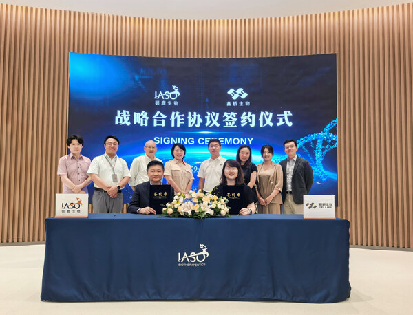 簽約現(xiàn)場(chǎng)合影（前排左一馴鹿生物首席商務(wù)官?gòu)埲A，右一賽橋生物免疫細(xì)胞業(yè)務(wù)線總裁陳靜，后排左四馴鹿生物創(chuàng)始人、董事長(zhǎng)兼首席執(zhí)行官?gòu)埥鹑A，右四賽橋生物創(chuàng)始人、董事長(zhǎng)兼首席執(zhí)行官商院芳博士，及雙方管理團(tuán)隊(duì)代表）