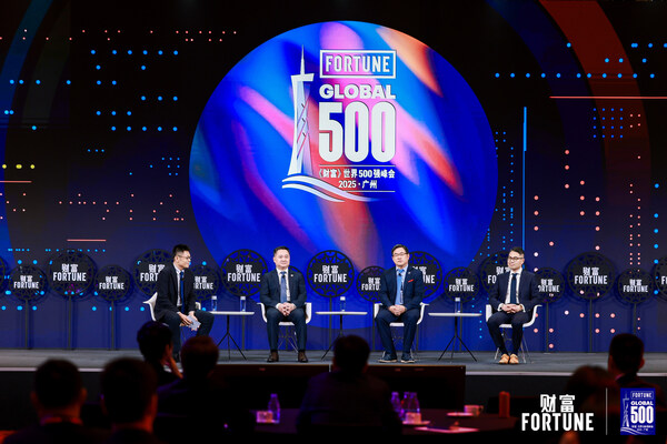 梯瓦醫(yī)藥大中華區(qū)總經理黃迪仁(右一)出席2025年《財富》世界500強峰會 梯瓦醫(yī)藥大中華區(qū)總經理黃迪仁(右一)出席2025年《財富》世界500強峰會