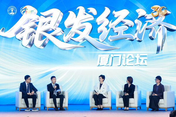 無限極（中國）有限公司副總裁、首席營銷官姚宏睿（左三）