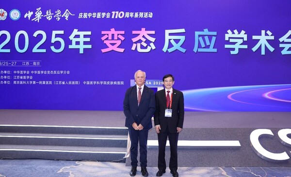 世界過敏組織（WAO）現(xiàn)任主席M&aacute;rio Morais-Almeida教授與中華醫(yī)學(xué)會變態(tài)反應(yīng)學(xué)分會主任委員、南京醫(yī)科大學(xué)第一附屬醫(yī)院、江蘇省人民醫(yī)院變態(tài)反應(yīng)（過敏）科主任程雷教授大會合影