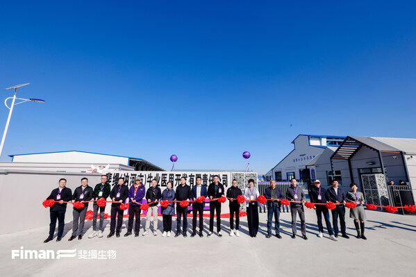 圖為現(xiàn)場(chǎng)剪彩儀式合影 圖為現(xiàn)場(chǎng)剪彩儀式合影