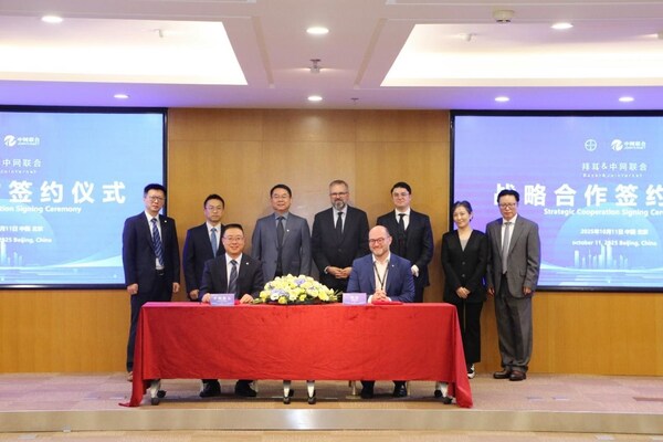 第一排：左中網(wǎng)聯(lián)合董事總經(jīng)理張連慶，右拜耳集團北京工廠廠長Thomas Jacxsens，第二排：左三中網(wǎng)聯(lián)合董事長蔡靜鵬，左四拜耳集團全球執(zhí)行副總裁Matthias Berninger，右三德意志聯(lián)邦共和國駐華使領館二等秘書Asif Halilovix, 左一中網(wǎng)聯(lián)合財務總監(jiān)陳波先生，左二中網(wǎng)聯(lián)合董事總經(jīng)理梁海林博士，右一拜耳中國副總裁高勇，右二拜耳亞太區(qū)采購經(jīng)理史倩倩