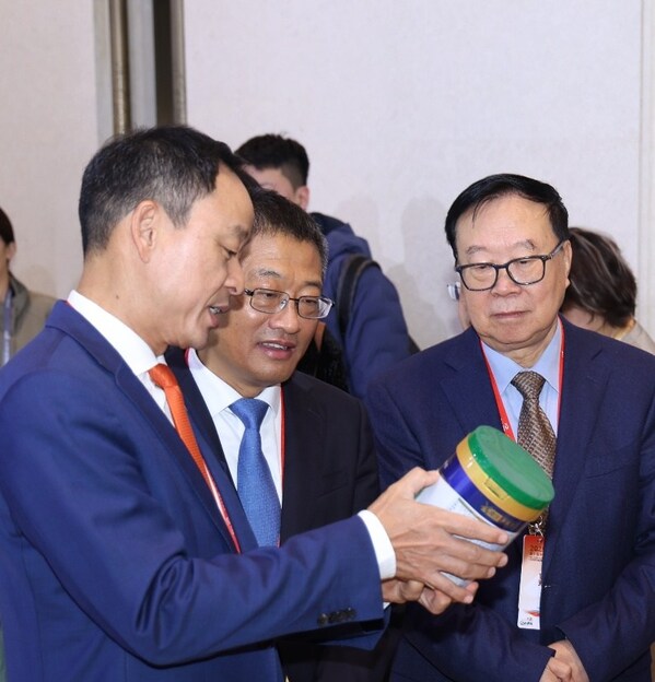 菲仕蘭中國(guó)高級(jí)副總裁楊國(guó)超（左一）向協(xié)會(huì)領(lǐng)導(dǎo)介紹美素佳兒產(chǎn)品