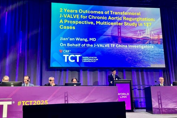 圖為王建安院士在會(huì)上分享J-VALVE TF瓣膜術(shù)后2年數(shù)據(jù)