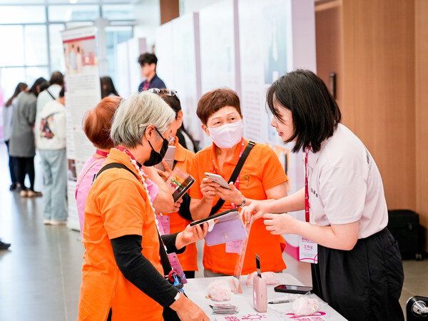 富士膠片（中國(guó)）展位吸引了許多乳腺癌公益組織人士互動(dòng)交流