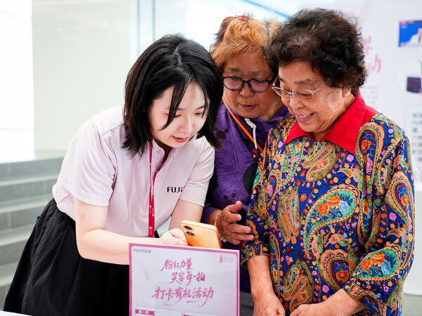 倪素娟老師在“粉紅嘉年華”互動(dòng)交流（右一）