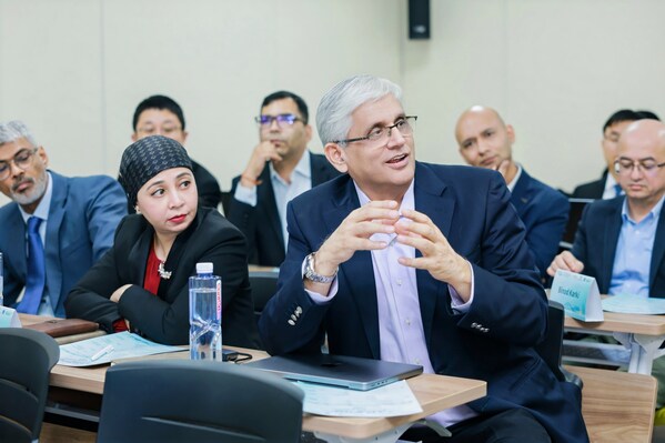 “一帶一路”共建國家學(xué)員積極討論