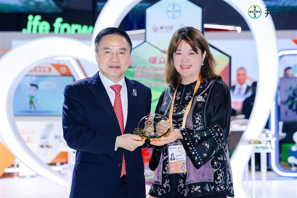吳政平（左）向拜耳頒發(fā)榮譽