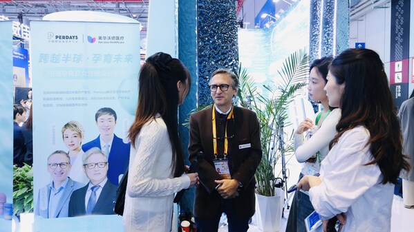 上海美華丁香門診部來自比利時(shí)的兒科主診醫(yī)生Dr. Nathana&euml;l Goldman（那唐元）與現(xiàn)場(chǎng)的孕媽媽進(jìn)行交流