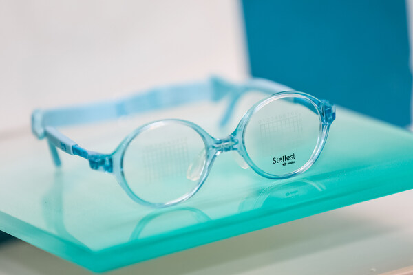 星趣控&reg;以鏡片與鏡架的全“星”組合亮相2025上海眼鏡展