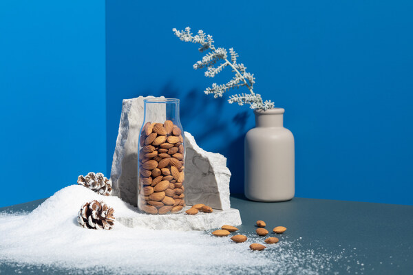 加州巴旦木富含不飽和脂肪酸、植物蛋白、膳食纖維及多種礦物質(zhì)和維生素，可謂是秋冬科學(xué)進(jìn)補(bǔ)的理想之選