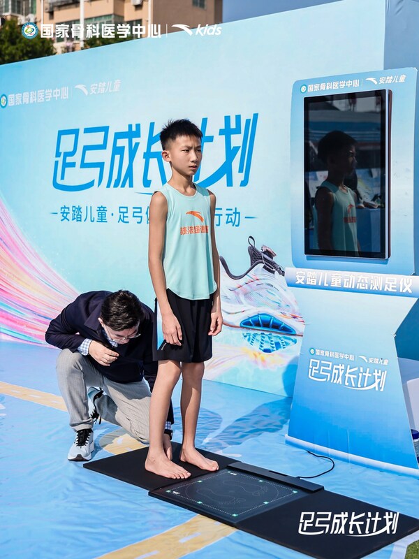 上海六院國家骨科醫(yī)學中心足踝外科副主任醫(yī)師鄒劍為孩子檢查足弓問題