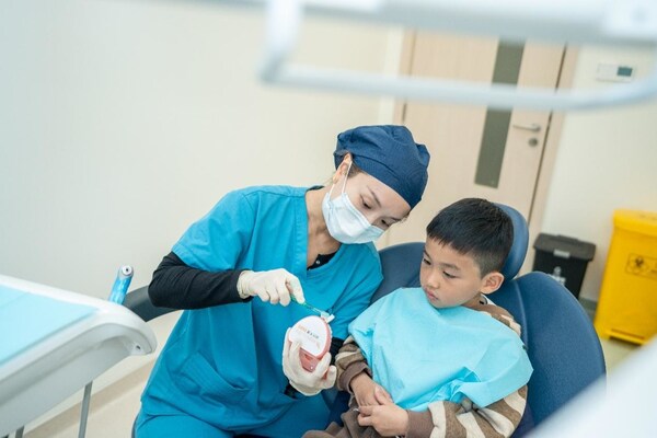 口腔科醫(yī)生正在為小朋友進(jìn)行細(xì)致的牙齒檢查